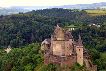 Aussicht auf die Burg Vianden in Luxemburg vom Premium-Wanderweg Nat'Our Route 5 in der Nähe der Bergstation der Seilbahn Vianden.