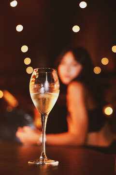 Foto vino bianco con donna sottofondo