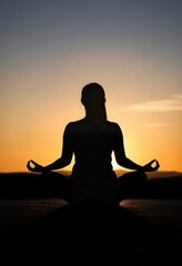 Una persona practicando lloga al amanecer en la tranquilidad de la ma&ntilde;ana, paz, salud, mente, disciplina