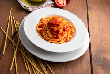 Piatto di bucatini all'amatriciana, ricetta tipica della cucina romana, pasta italiana 