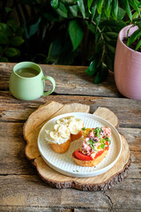Toast with tomato, scramble and tuna and toast with cottage cheese and banana