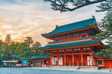Obraz premium 京都 平安神宮応天門の夕景