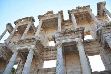Fototapeta premium ancient, architecture, temple, travel, ruins, roman, history, stone, turkey, old, ephesus, greek, column, building, ruin, arch, landmark, archeology, monument, greece, acropolis, sky, rome, city, tour