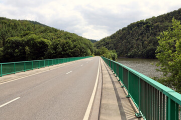 Brücke der Straße N10 über den Fluss Our in Höhe der Ourtalsperre zwischen Vianden und Bivels in Luxemburg. Aussicht vom Premium-Wanderweg Nat'Our Route 5. 