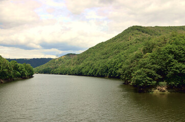Der Fluss Our in Höhe der Ourtalsperre zwischen Vianden und Bivels in Luxemburg. Aussicht vom Premium-Wanderweg Nat'Our Route 5. 