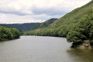 Fototapeta premium Der Fluss Our in Höhe der Ourtalsperre zwischen Vianden und Bivels in Luxemburg. Aussicht vom Premium-Wanderweg Nat'Our Route 5. 