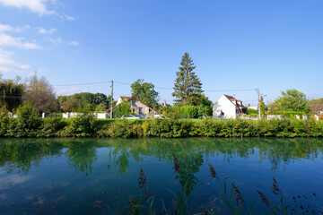Fototapeta premium The Loing canal in Moret-Loing-et-Orvanne village