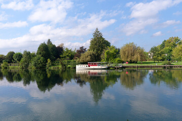 Obraz premium The Loing canal in Moret-Loing-et-Orvanne village