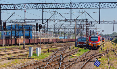 Personenz&uuml;ge im Bahnhof von Allenstein, Olsztyn, Polen