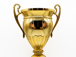 Copa de oro con unos brazos y manos reflejados, aislada en blanco, trofeo de ganador	