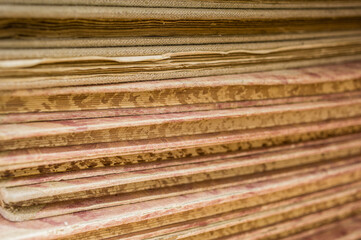 tło stos starych książek z pożółkłym papierem © Henryk Niestrój