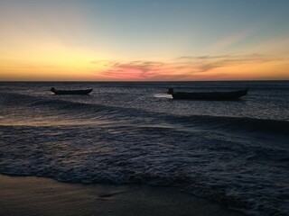 Fototapeta premium dois barcos, após um dia intenso, descanso e calmaria.