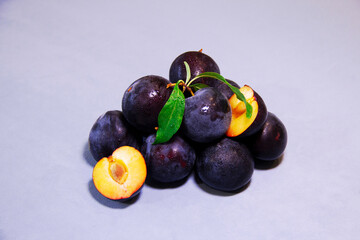 Eco Round Dark Blue Plums, slice plum with plum leaf and water drops