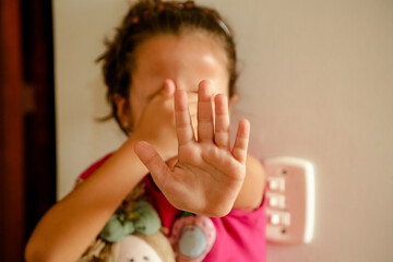Criança em Silêncio com PARE escrito na mão  Abuso e a Exploração Infantil. 