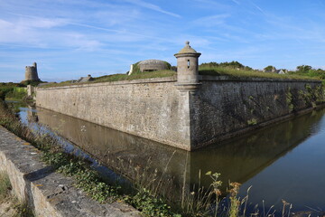 Anciennes fortifications Vauban, village de Saint Vaast La Hougue, département de la Manche, France