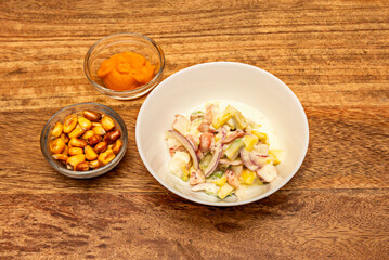 In addition to fish, it includes other seafood such as shrimp, octopus, and squid