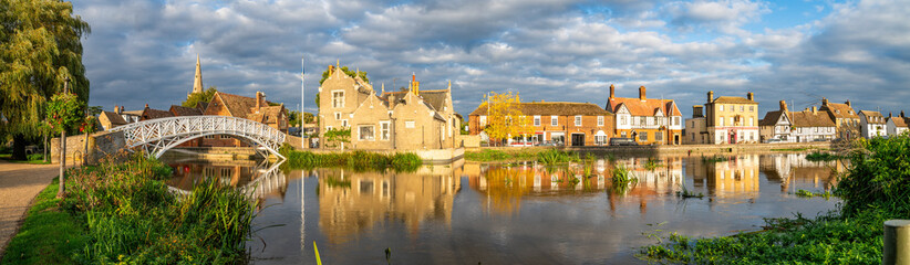 Obraz premium Chinese Bridge and Godmanchester town panorama in Cambridgeshire, England