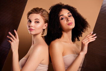 Obraz premium Photo of adorable sweet ladies dressed underwear top open tanning machine door isolated beige color background