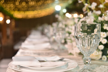 table set plates glasses bowls arrangements decoration party table