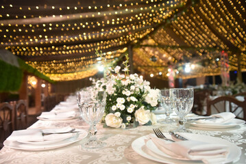 table set plates glasses bowls arrangements decoration party table