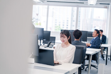 オフィスでリモート会議をする若い女性社員