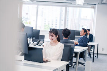 オフィスでリモート会議をする若い女性社員