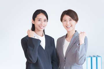 ガッツポーズするビジネスマンたち