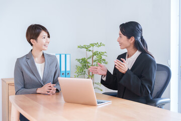 ミーティングするビジネスマン（仕事・女性）