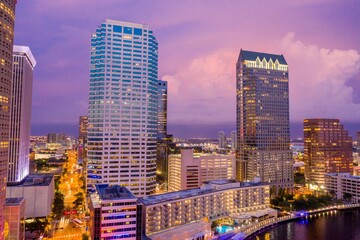 Obraz premium Downtown Tampa and the Hillsborough River during a dramatic sunset. Tampa Florida, United States.