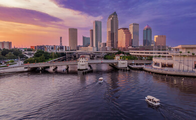 Obraz premium Water taxi and Platt Street Bridge crossing the Hillsborough Riv