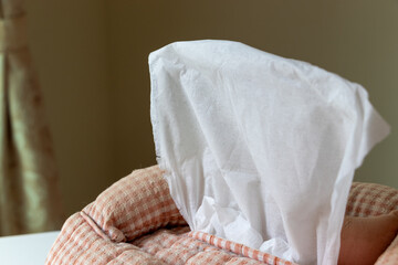 引き出された１枚のティッシュペーパー