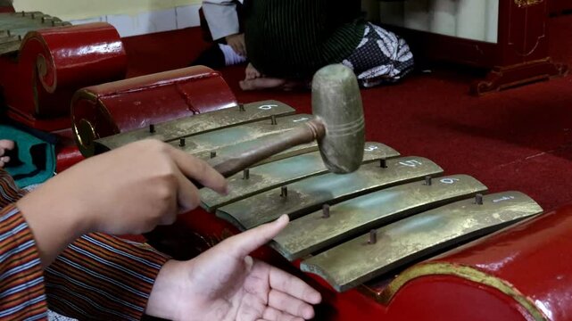 Elementary school students practice playing gamelan musical instruments