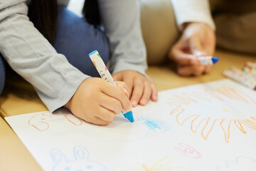 幼稚園でお絵描きをするエンジの手元