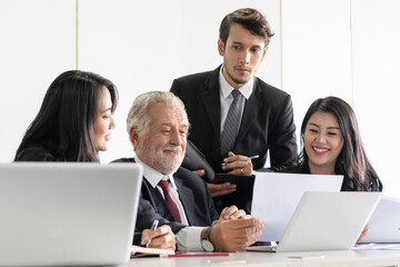 Obraz premium Group of young office worker talking in the meeting.