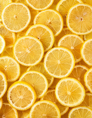 ランダムに敷き詰められた輪切りのスライスレモン縦