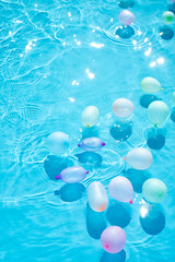 プールに浮かぶ水風船