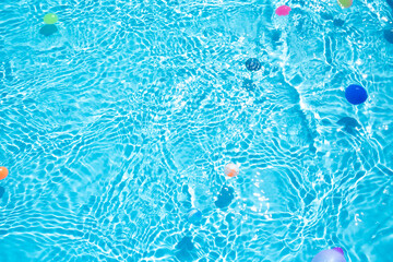 揺れて波打つプールの水面