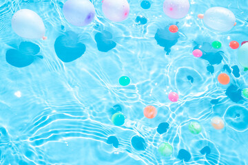 プールに浮かぶ水風船
