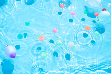 プールに浮かぶスーパーボウル