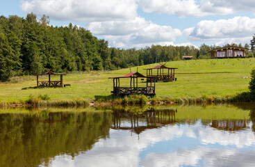 Obraz premium A peaceful scene of a lake with a few wooden structures