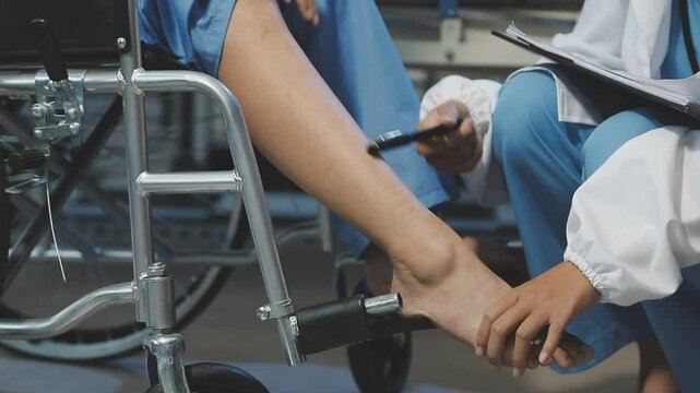 Asian female physiotherapist helping senior older woman stretching hamstring, Rehabilitation physiotherapy, elderly. Causes knee pain, swelling, redness, stiffness in knee, clunking noise in knee.