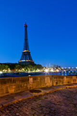 Obraz premium Tour Eiffel de Paris le matin à l'heure bleue