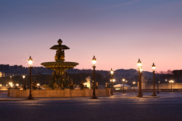 Fototapeta premium Fontaine de la Place de la Concorde à Paris au lever du soleil