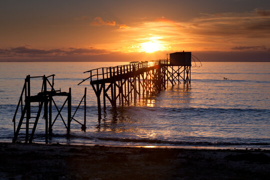 Coucher du soleil sur les p&ecirc;cheries des Moutiers-en-Retz dans la baie de Bourgneuf en Loire-Atlantique