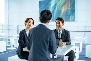 日本人男女3人の会議シーン