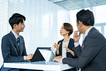 日本人男女3人の会議シーン