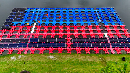 Obraz premium Floating solar panels providing renewable energy. Aerial view floating on solar cells