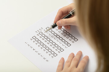 Uczennica w szkole rozwiązuje test wielokrotnego wyboru © Paweł Kacperek