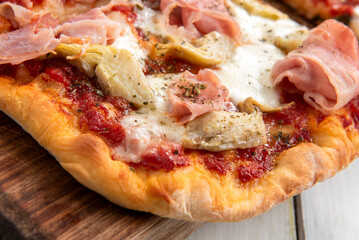 Deliziosa pinsa con prosciutto cotto e carciofi, cibo italiano