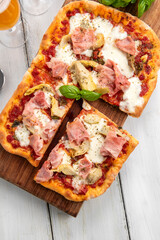 Deliziosa pinsa con prosciutto cotto e carciofi, cibo italiano